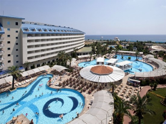    ,  -  Crystal Admiral Resort Suites & Spa -       .          ,     .