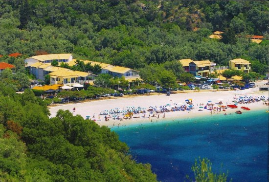 Почивка ГЪРЦИЯ - ЛЕФКАДА, Хотел Rouda Bay Hotel - Малък, спокоен хотел разположен на живописен плаж от бели камъчета. Предлага най-доброто от гръцкото гостоприемство. Красиви и комфортни стаи, много зеленина, лазурно море.