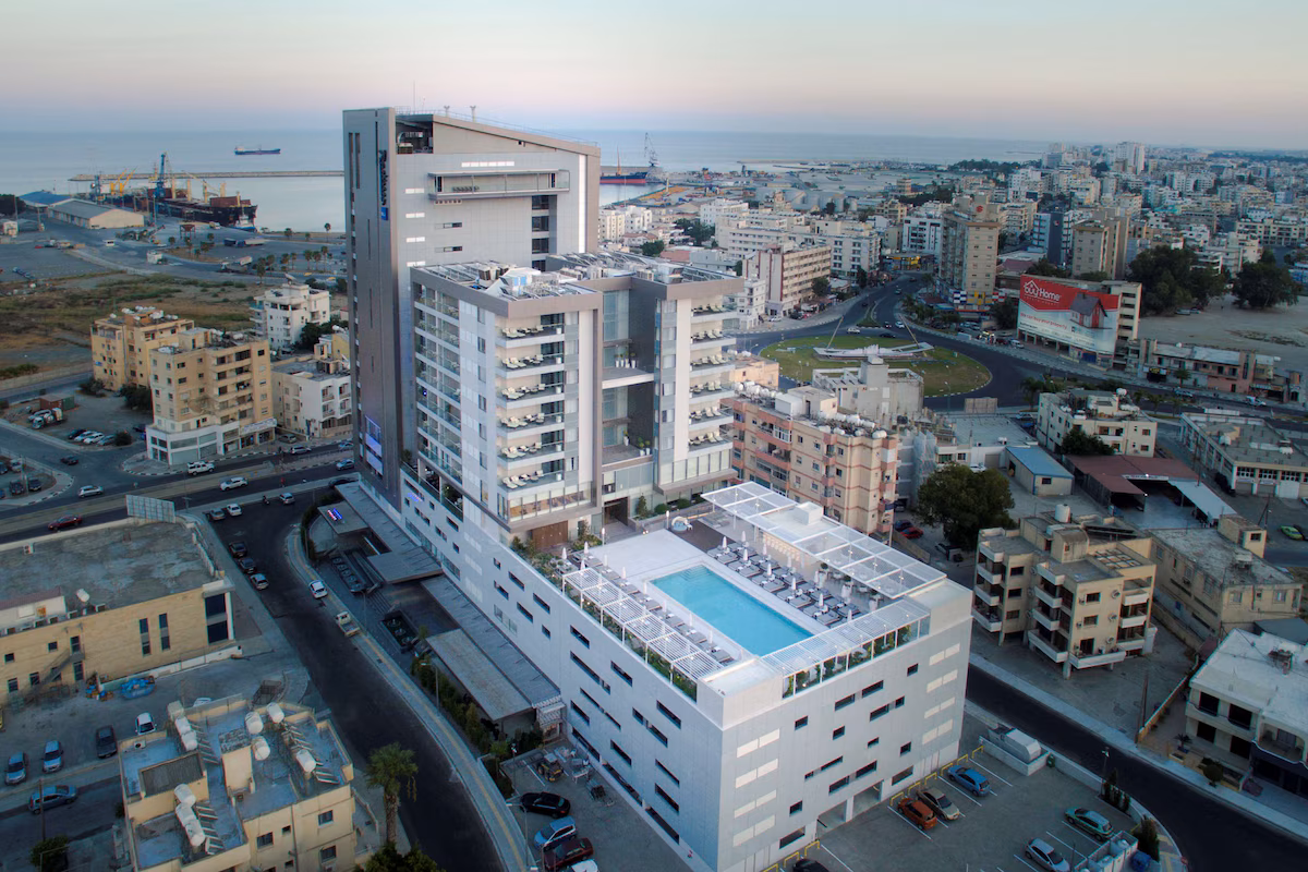 Почивка КИПЪР - ЛАРНАКА, Хотел Radisson Blu Hotel - Открийте модерната елегантност, лукс и средиземноморски чар в хотел Radisson Blu. Насладете на спиращи дъха гледки в този 16-етажен хотел. И поглезете вкусовите си рецептори с брънч или коктейли с панорамна гледка от скай бара.