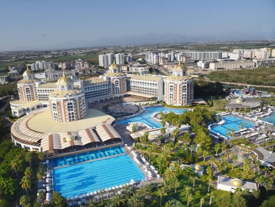 Почивка ТУРЦИЯ - АНТАЛИЯ, Лара - Хотел Delphin Be Grand Resort - Прекрасен хотел от известна и доказала се хотелска верига. Огромна територия с уютни кътчета, разнообразни забавления и добра анимация, богата храна. Чудесен избор за семейства с деца.