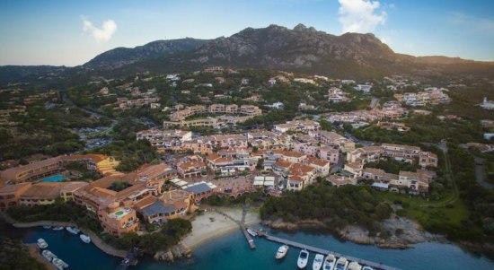Почивка ИТАЛИЯ - Остров САРДИНИЯ, Хотел Cervo Hotel Costa Smeralda Resort Deluxe - Един от топ хотелите на острова, разположен в самия център на луксозния курорт Порто Черво. Хотелът е предпочитан от висок клас туристи от цял свят, предвид уникалното му местоположение.
