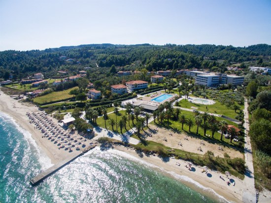 Почивка ГЪРЦИЯ - ХАЛКИДИКИ, Хотел Kassandra Palace Seaside Resort - Основната сграда на хотела е реновирана в последните
години. Разположен е на брега на морето и има красива
градинa, приличен плаж и добро обслужване. Добър за
семейна почивка с деца. Промоционални цени за ранни
записвания.