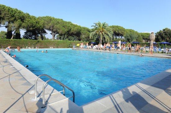 Почивка ИТАЛИЯ - КАМПАНИЯ, Хотел La Serra Italy Village Beach Resort - Икономичен вариант за почивка в Италия, разположен в близост до хубав пясъчен плаж. Подходящ за непретенциозни клиенти.