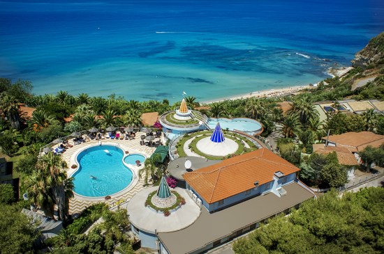 Почивка ИТАЛИЯ - КАЛАБРИЯ, Хотел Stromboli Hotel Villaggio - Хотел, подходящ за семейства, със зелена територия и изглед към Тиренско море и брега на Капо Ватикано. Гостите ще намерят уютни бунгала, вкусна храна и услужлив персонал.