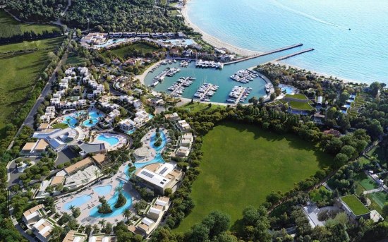 Почивка ГЪРЦИЯ – ХАЛКИДИКИ, Хотел Porto Sani Village - Перфектен хотел за почивка в Гърция. Отличен за семейна
почивка, настаняване в апартаменти, обслужване, храна и
забавления на най-високо европейско ниво. Прекрасен
пясъчен плаж и красива огромна зелена територия.