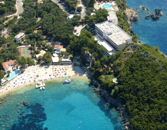 Почивка ГЪРЦИЯ – ОСТРОВ КОРФУ, Хотел Akrotiri Beach - Приятен хотел с разпускаща атмосфера и приветливо обслужване, които заедно с ярко синьото море и тюркоазено зелените хълмове, съждават перфектните условия за незабравима почивка.
