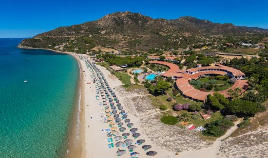 Почивка ИТАЛИЯ - Остров САРДИНИЯ, Хотел Cormoran Hotel & Residence - Чудесен хотелски комплекс за незабравима семейна ваканция. Разполага с всичко необходимо за това – добро местоположение, прекрасна храна и възхитителни десерти, внимателно персонал, уютни стаи, красив плаж, забавления за деца.
