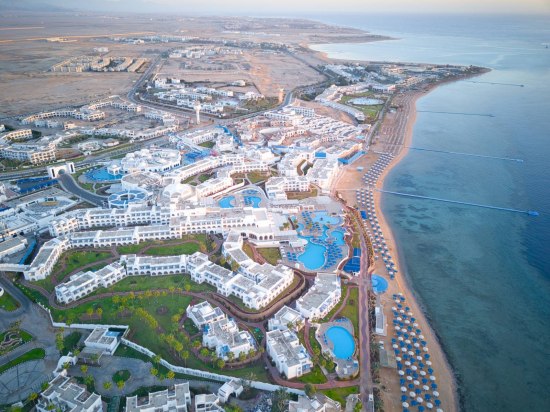 Почивка ЕГИПЕТ - ШАРМ ЕЛ ШЕЙХ, Хотел Albatros Palace Sharm - Прекрасен хотел с отлично съотношение цена-качество, зелена територия, разнообразие от видове кухни и барове, просторни стаи, внимателно обслужване. Активната анимация за възрастни и деца и кораловия риф ще направят почивката незабравима. Удачен избор за всички видове туристи.