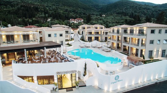 Почивка ГЪРЦИЯ - ЛЕФКАДА, Хотел Crystal Waters Aparthotel - Луксозен, красив и спокоен хотел в комбинация с вълнуващ остров гарантира пълноценната почивка. Гостите получават дизайнерски стаи, внимателно проектирана територия, вкусен ресторант и висококачествено обслужване. Подходящ за хора, търсещи спокойствие и уют.
