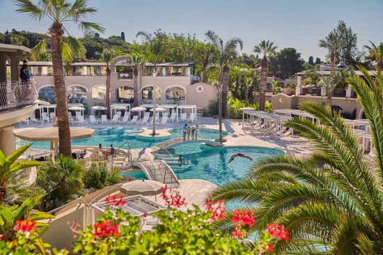 ������� ������ - ������ ��������, ����� Forte Village Bouganville - ���������� � ���-�������������� � ������ ��������� �� ������ ������ � ������������ ������ Forte Village Resort, ����� � ����������� �� 16 ������ ������ ������ ����������� ������� "���-����� ������ � �����". ������� �������� �� ������� �� ��������� � ����, �������� �� ��������� � �� ���������� ���������. 