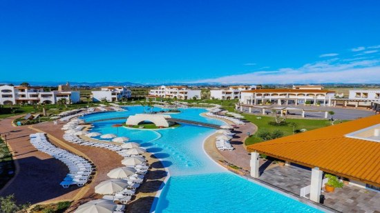 Почивка ИТАЛИЯ - ПУЛИЯ, Хотел Danaide Resort - Уникална атмосфера и съчетание на модерен комфорт с природни красоти. Хотелът предоставя идеално място за релакс и активна почивка сред зелени градини и красиви плажове. Danaide Resort е особено подходящ за семейства, тъй като предлага разнообразни активности за деца и възрастни – от спортни съоръжения и басейни до дневна и вечерна анимация