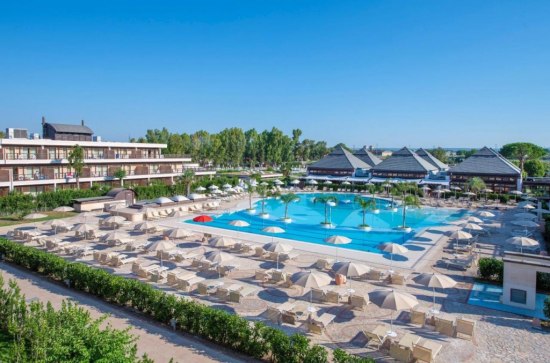Почивка ИТАЛИЯ - ПУЛИЯ, Хотел Gran Valentino Village - Gran Valentino Village има обширна територия и разнообразни възможности за семейни забавления. Комплексът е проектиран като цялостен ваканционен курорт с множество съоръжения – от басейни и спортни игрища до просторен СПА център. Наличието на частен плаж с безплатен трансфер добавя допълнителен комфорт и удобство за почиващите. Това е мястото, където семействата могат да се насладят на активна, но същевременно и спокойна почивка сред природата на Пулия.